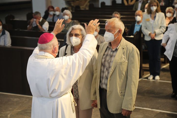 Weihbischof Boom und weitere Priester und Diakone weihen Ehepaare, die ihr goldenes, diamantenes oder eisernes Ehejubiläum feiern.