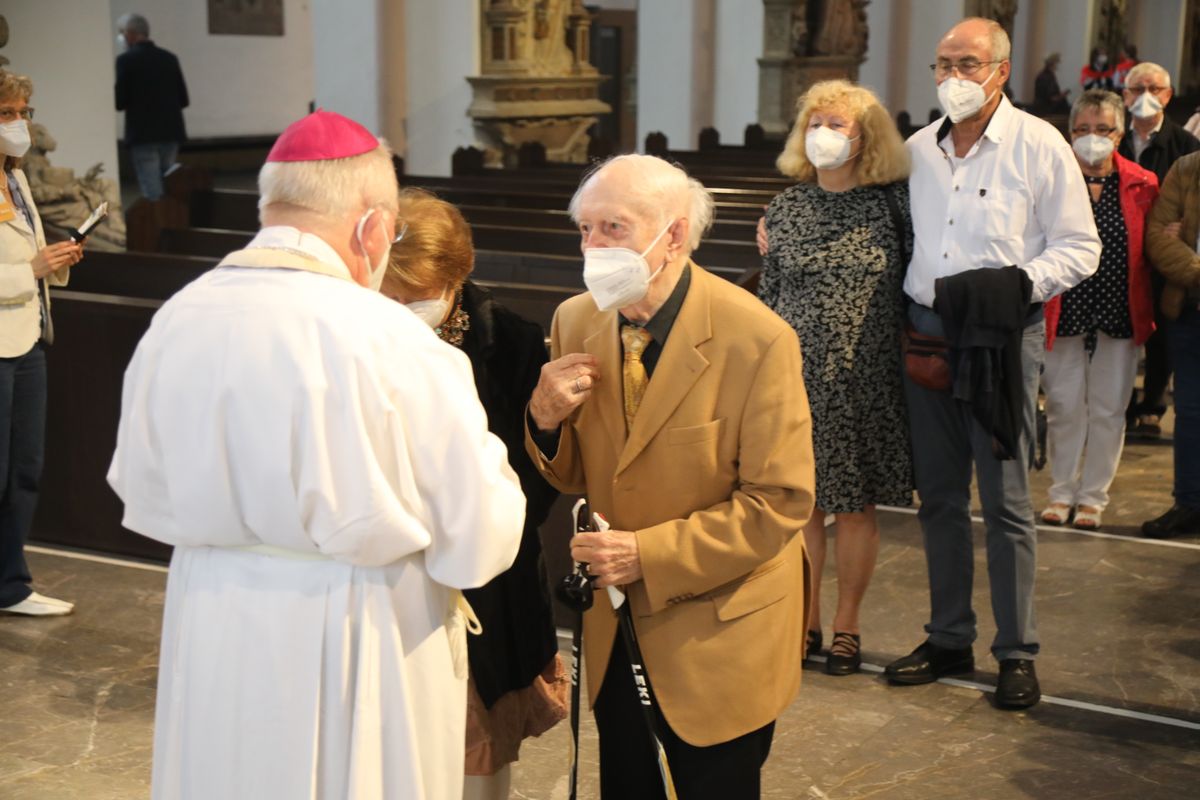 2621/0609 Ehejubilare Weihbischof Boom_27538 Weihbischof Boom und weiteren Priester und Diakone weihen Ehejubilare, die ihr goldenes, diamantenes oder eisernes Ehejubiläum feiern.
