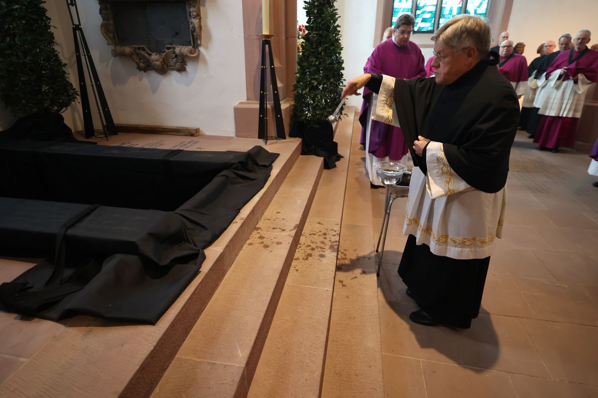 Bischof Dr. Franz Jung feierte am Samstag, 12. Oktober, im Würzburger KIliansdom ein Pontifikalrequiem für Weihbischof em. Helmut Bauer. Die anschließende Beisetzung leitete Dompropst Weihbischof Paul Reder.