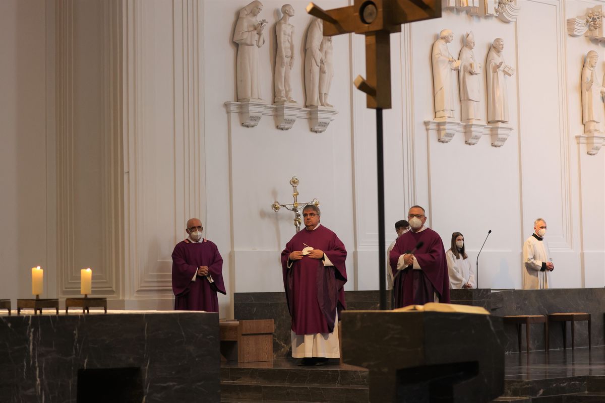 Einen adventlichen Gottesdienst für die Mitarbeitenden von Caritas und Bischöflichem Ordinariat Würzburg hat Bischof Dr. Franz Jung am Donnerstag, 16. Dezember, im Kiliansdom gefeiert.