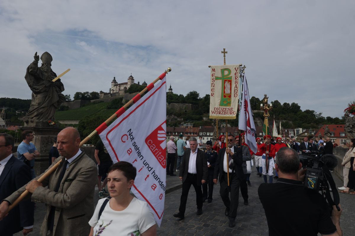 Mit einer Reliquienprozession von Sankt Burkard über die Alte Mainbrücke und einem Pontifikalgottesdienst im Kiliansdom ist am Sonntag, 6. Juli, die Kiliani-Wallfahrtswoche 2025 eröffnet worden.