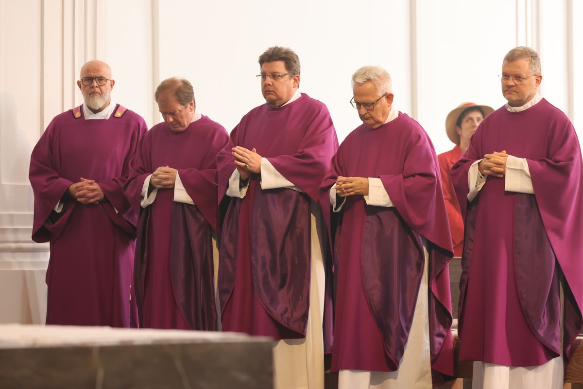 Bischof Dr. Franz Jung feierte am Samstag, 12. Oktober, im Würzburger KIliansdom ein Pontifikalrequiem für Weihbischof em. Helmut Bauer. Die anschließende Beisetzung leitete Dompropst Weihbischof Paul Reder.