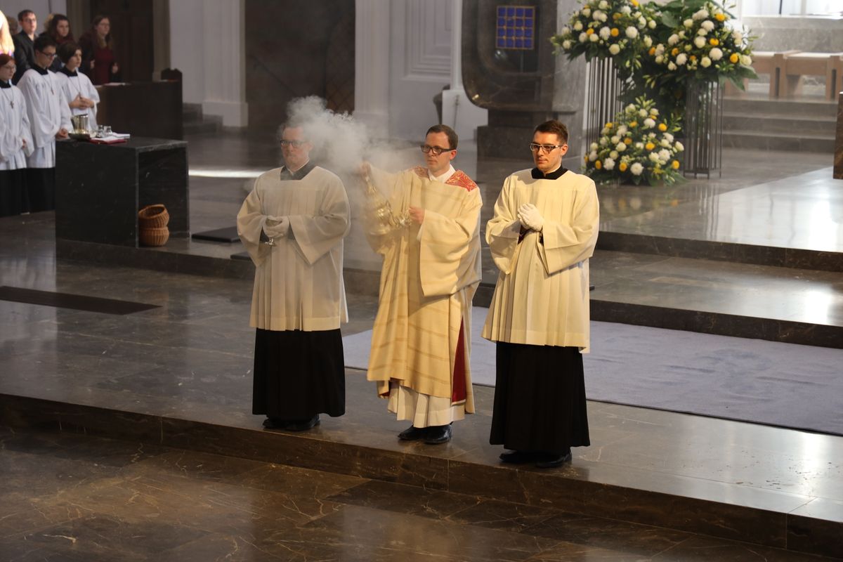 Bei einem feierlichen Gottesdienst im Würzburger Kiliansdom weihte Bischof Dr. Franz Jung Bertram Ziegler zum Diakon. Zahlreiche Verwandte, Freunde und Wegbegleiter des Priesterseminaristen nahmen an der Feier teil.