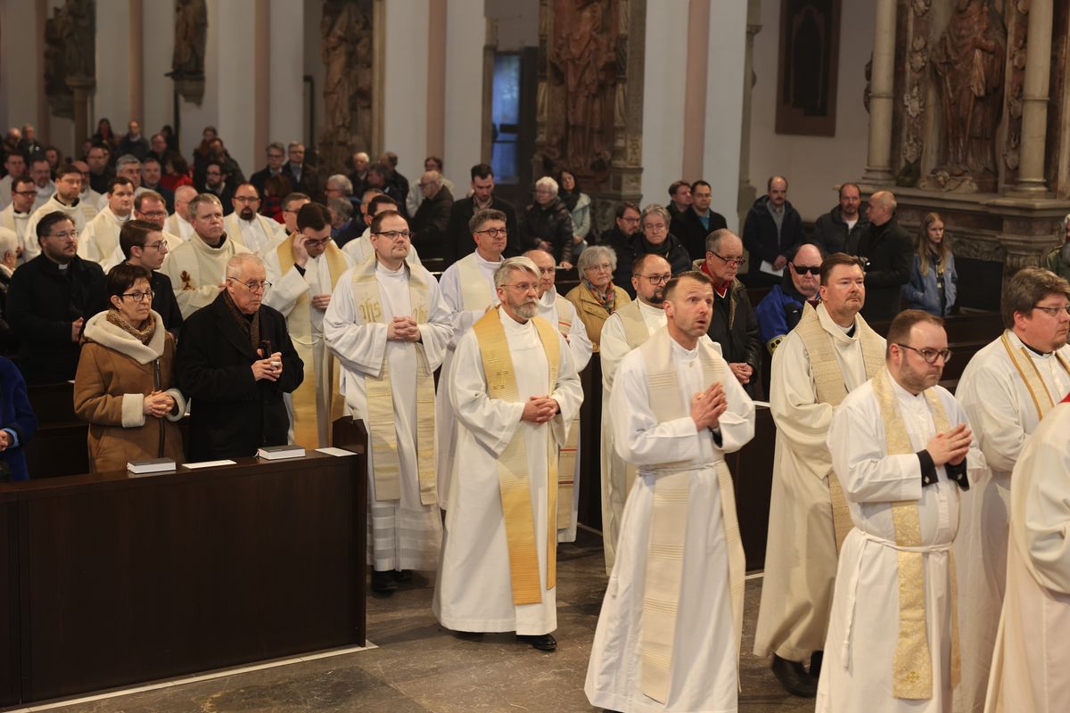 Bischof Dr. Franz Jung hat am Montagabend, 25. März, im Würzburger Kiliansdom die Heiligen Öle für alle 43 Pastoralen Räume im Bistum Würzburg  geweiht.