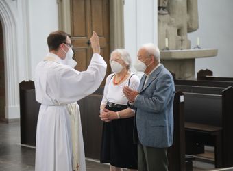 Bischof Dr. Franz Jung segnete nach dem Gottesdienst die Ehejubilare.