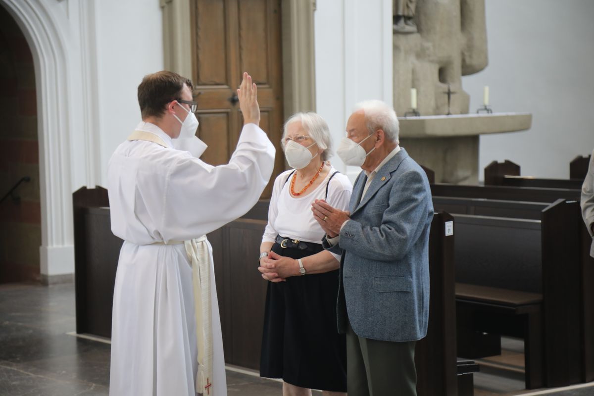 2721/0630_Ehejubilare mit Bischof Franz Jung_28188 Bischof Dr. Franz Jung segnete nach dem Gottesdienst die Ehejubilare.