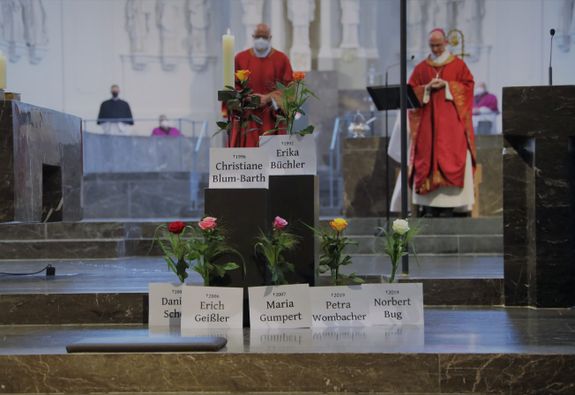 2821/0665 Pasti-Jubiläum_28740 Im Gottesdienst wurde der verstorbenen Kolleginnen und Kollegen gedacht.