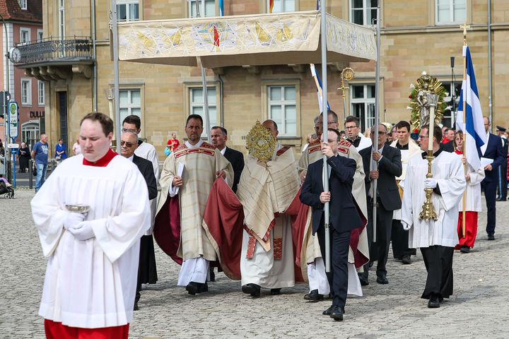 Domvikar Regens Stefan Michelberger (links) und Domkapitular Dr. Jürgen Vorndran (rechts) assistierten Bischof Dr. Franz Jung unter dem Tragehimmel.