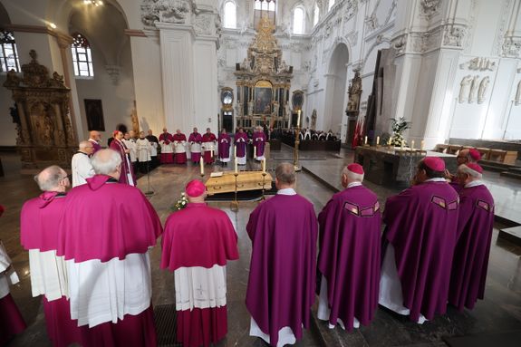 Bischof Dr. Franz Jung feierte am Samstag, 12. Oktober, im Würzburger KIliansdom ein Pontifikalrequiem für Weihbischof em. Helmut Bauer. Die anschließende Beisetzung leitete Dompropst Weihbischof Paul Reder. 