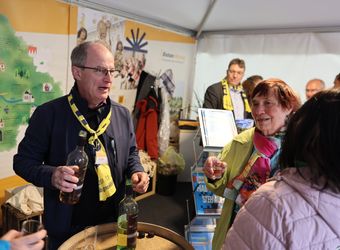 2126/0510 Kaleidoskop Engagierte Menschen erkennt man an bunten Buttons