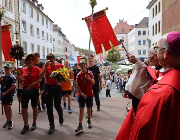 3526/0808 Kreuzbergwallfarht Rückkehr