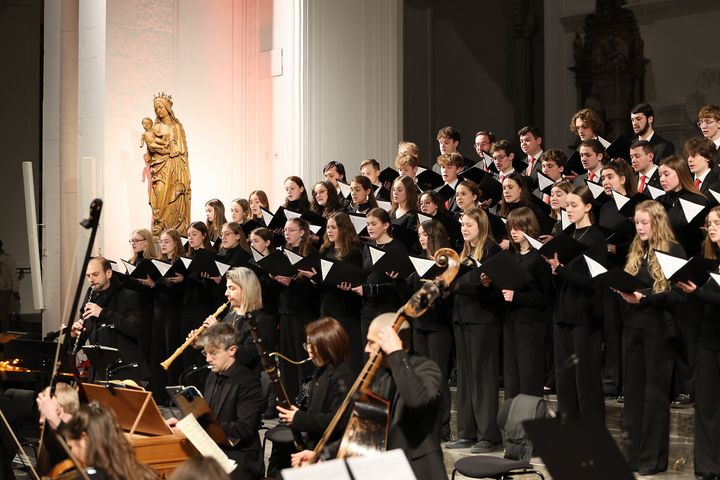 Die Dommusik Würzburg lädt zur „Matthäus-Passion“ von Johann Sebastian Bach ein.