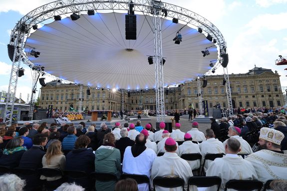 2126/0521 Abschluss-Gottesdienst auf dem Residenzplatz