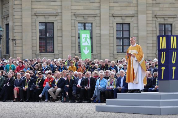 2126/0521 Abschluss-Gottesdienst auf dem Residenzplatz