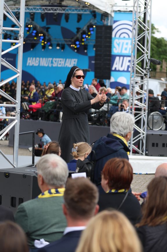 2126/0521 Abschluss-Gottesdienst auf dem Residenzplatz