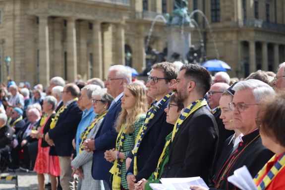 2126/0521 Abschluss-Gottesdienst auf dem Residenzplatz
