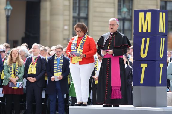 2126/0521 Abschluss-Gottesdienst auf dem Residenzplatz