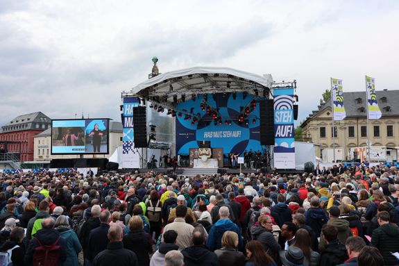 Impression von der Eröffnung des 104. Deutschen Katholikentags auf dem Würzburger Residenzplatz am Mittwochabend, 13. Mai.