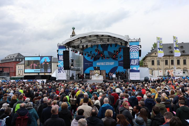 Impression von der Eröffnung des 104. Deutschen Katholikentags auf dem Würzburger Residenzplatz am Mittwochabend, 13. Mai.