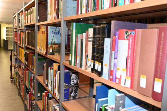 Ein Blick in ein Regal im Lesesaal der Diözesanbibliothek. Ein Blick in ein Regal im Lesesaal der Diözesanbibliothek.