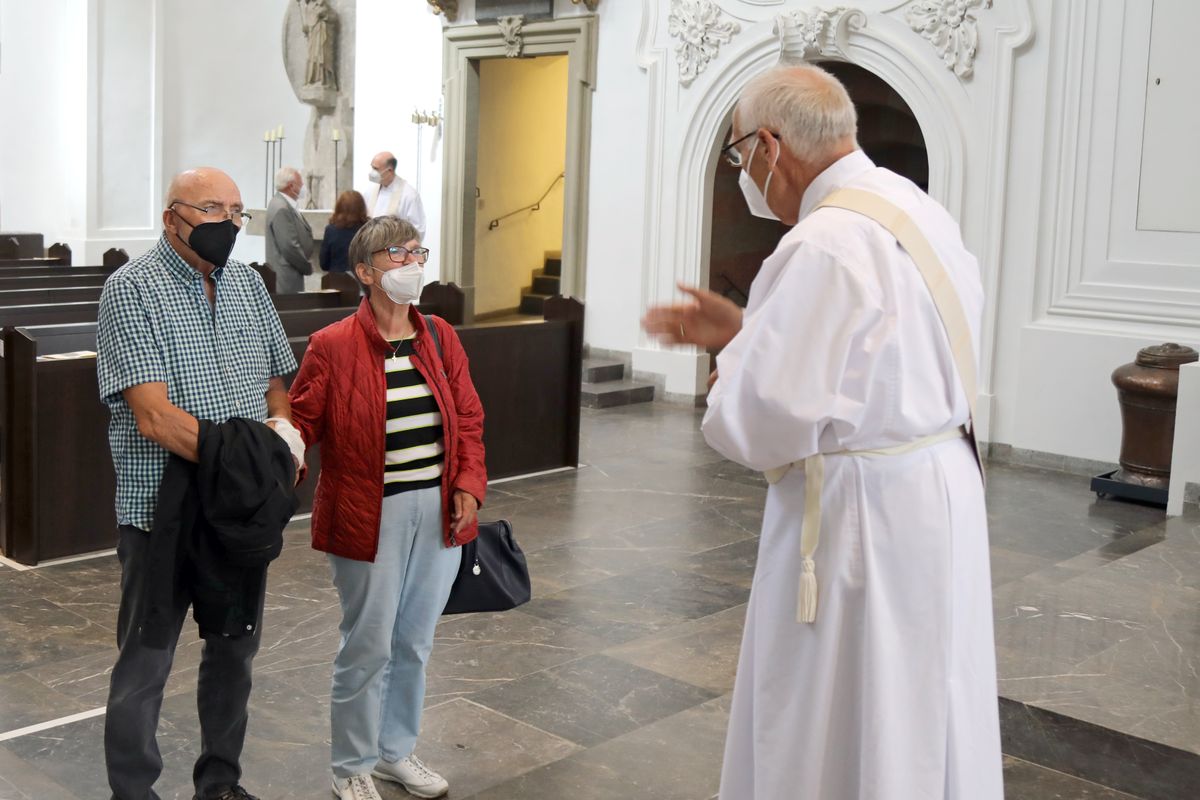 	 Weihbischof Ulrich Boom feierte am Mittwochnachmittag, 30. Juni, einen Gottesdienst für Ehepaare, die 2020 oder 2021 ihr goldenes, diamantenes oder eisernes Ehejubiläum hatten. Im Anschluss konnten sich die Paare segnen lassen.