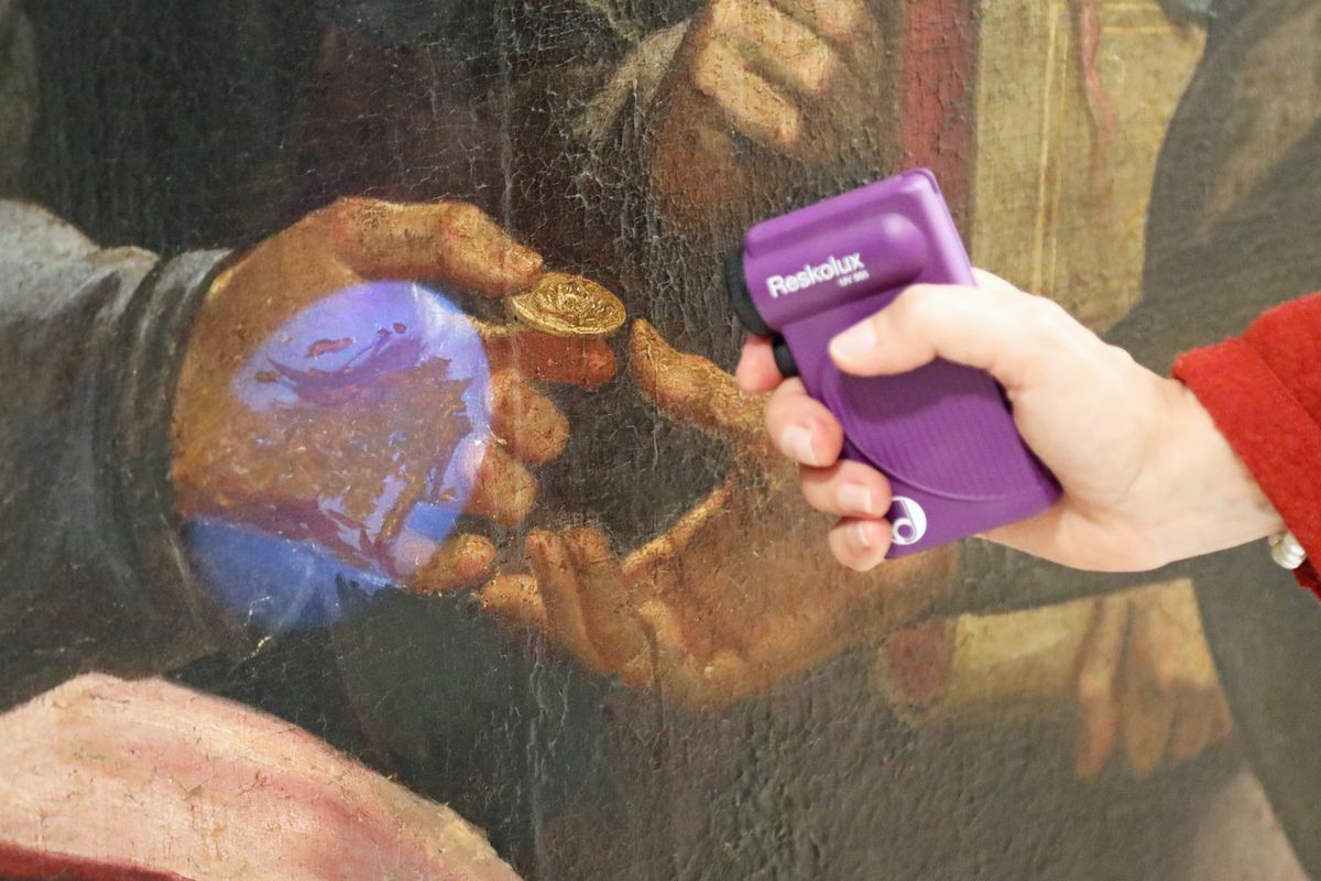 Die dunklen Flecken im blau fluoreszierenden Licht deuten darauf hin, dass hier Übermalungen zu sehen sind.