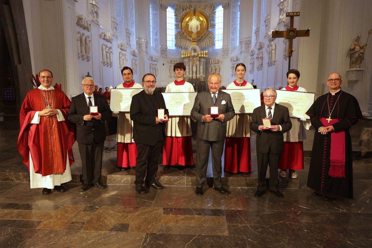 Vier Männern überreichte Bischof Dr. Franz Jung (rechts) am Ende des von Weihbischof Paul Reder (links) gefeierten Pontifikalgottesdiensts am Montagabend, 7. Juli, im Würzburger Kiliansdom im Namen von Papst Leo den päpstlichen Silvesterorden (vorne von links): Norbert Baumann, Dr. Harald Ebert, Hans-Georg von Mallinckrodt und Professor Dr. Klaus Reder.