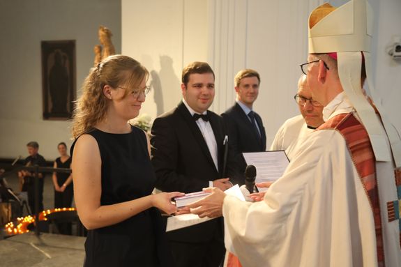 Bischof Dr. Franz Jung beauftragt Elisabeth Baumann als Pastoralreferentin.