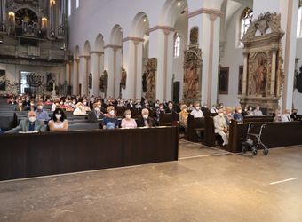 Bischof em. Dr. Friedhelm Hofmann feierte am Freitagnachmittag, 25. Juni, einen Dankgottesdienst mit Ehepaaren, die seit 50, 60 oder 65 Jahren verheiratet sind. Anschließend spendeten der Bischof sowie weitere Priester und Diakone den Jubilaren mit Abstand den Segen.