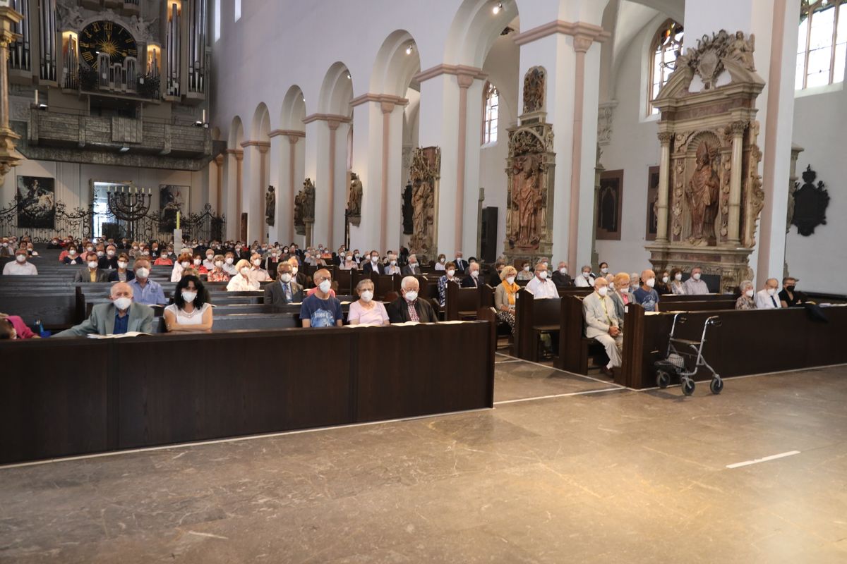 Bischof em. Dr. Friedhelm Hofmann feierte am Freitagnachmittag, 25. Juni, einen Dankgottesdienst mit Ehepaaren, die seit 50, 60 oder 65 Jahren verheiratet sind. Anschließend spendeten der Bischof sowie weitere Priester und Diakone den Jubilaren mit Abstand den Segen.