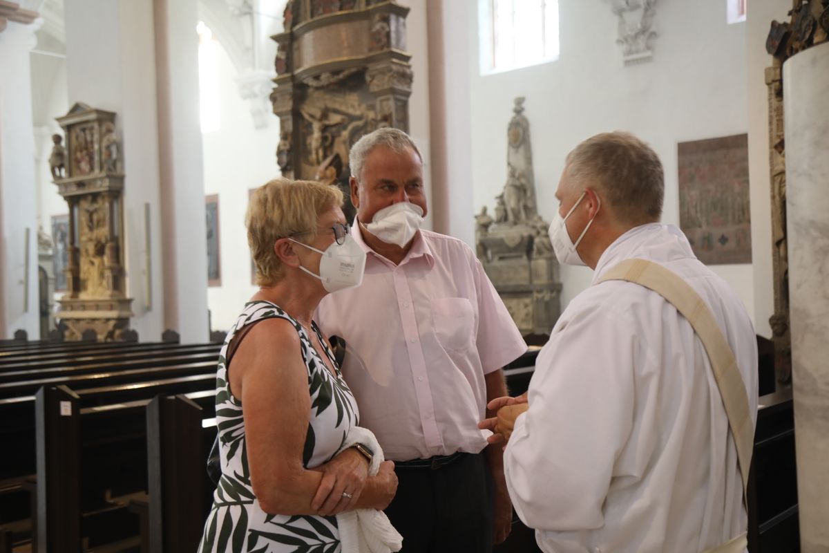 2621/0622 - Ehejubilare Gold mit Weihbischof Ulrich Boom_27940 Weihbischof Ulrich Boom feierte am Montagnachmittag, 26. Juni, einen Gottesdienst für Ehepaare, die 2020 oder 2021 ihr goldenes, diamantenes oder eisernes Ehejubiläum hatten. Im Anschluss konnten sich die Paare segnen lassen.