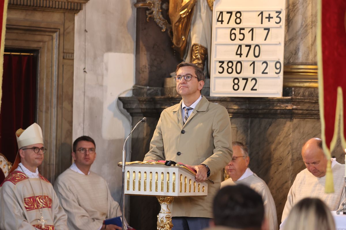 Mit einer Prozession und einem Pontifikalgottesdienst mit Bischof Dr. Franz Jung  ist am Sonntag, 15. September, das 200. Jubiläum der Kirchweihe des Würzburger Käppele gefeiert worden.