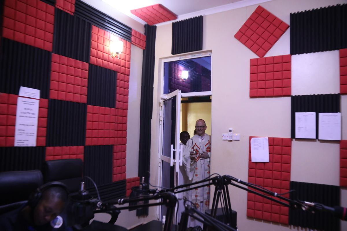 Bischof Dr. Franz Jung segnet den neuen Radiosender - Radio Hekima.