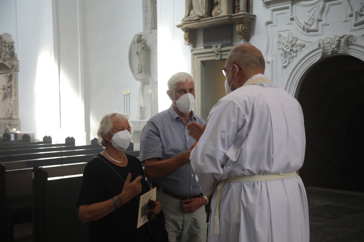 2621/0622 - Ehejubilare Gold mit Weihbischof Ulrich Boom_27915 Weihbischof Ulrich Boom feierte am Montagnachmittag, 26. Juni, einen Gottesdienst für Ehepaare, die 2020 oder 2021 ihr goldenes, diamantenes oder eisernes Ehejubiläum hatten. Im Anschluss konnten sich die Paare segnen lassen.