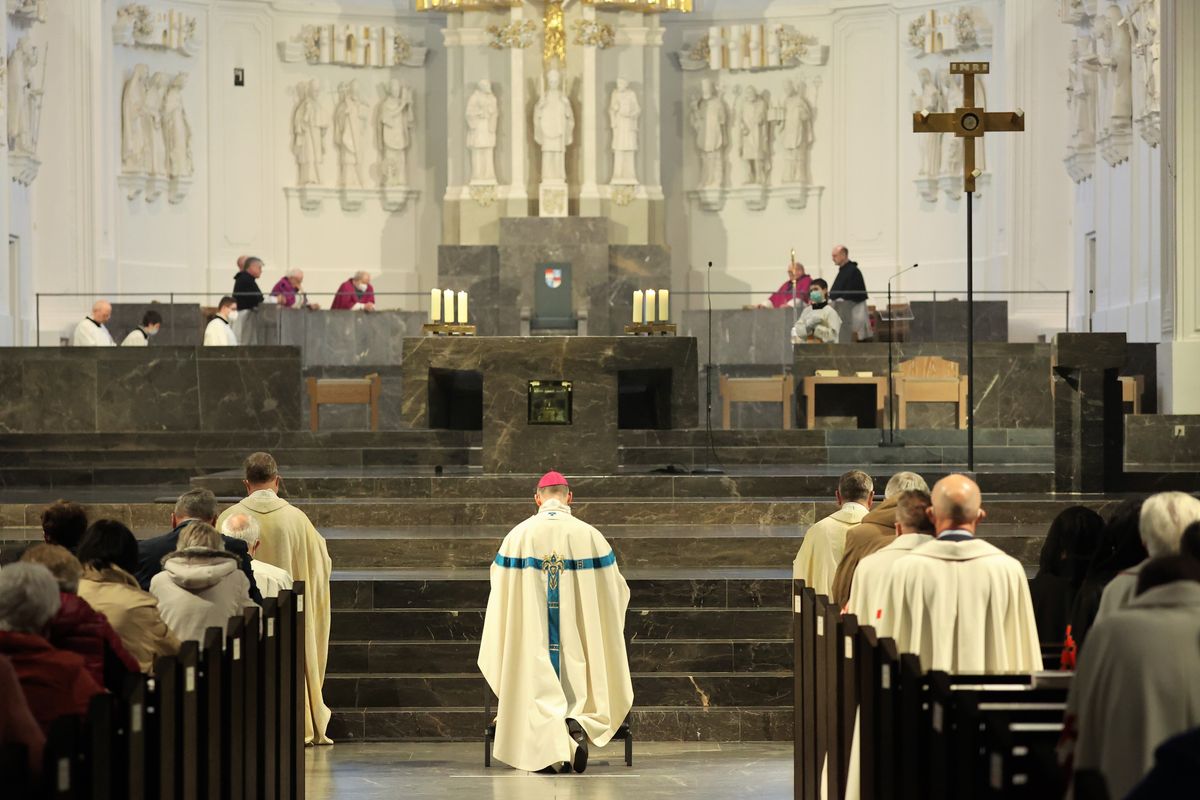 Bischof Dr. Franz Jung hat die Menschheit, insbesondere die Ukraine und Russland, bei einem Pontifikalgottesdienst am Freitagabend, 25. März, dem Unbefleckten Herzen Mariens geweiht.