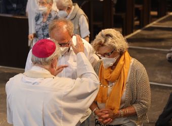 Bischof em. Dr. Friedhelm Hofmann feierte am Freitagnachmittag, 25. Juni, einen Dankgottesdienst mit Ehepaaren, die seit 50, 60 oder 65 Jahren verheiratet sind. Anschließend spendeten der Bischof sowie weitere Priester und Diakone den Jubilaren mit Abstand den Segen.