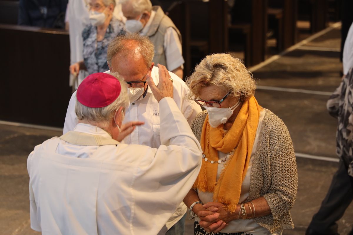 Bischof em. Dr. Friedhelm Hofmann feierte am Freitagnachmittag, 25. Juni, einen Dankgottesdienst mit Ehepaaren, die seit 50, 60 oder 65 Jahren verheiratet sind. Anschließend spendeten der Bischof sowie weitere Priester und Diakone den Jubilaren mit Abstand den Segen.