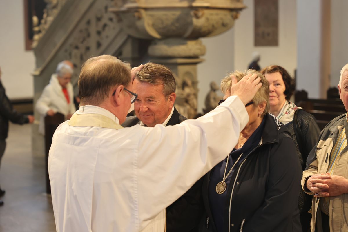 Seelsorgerinnen und Seelsorger spendeten nach dem Gottesdienst den Jubelpaaren individuell den Segen. 
