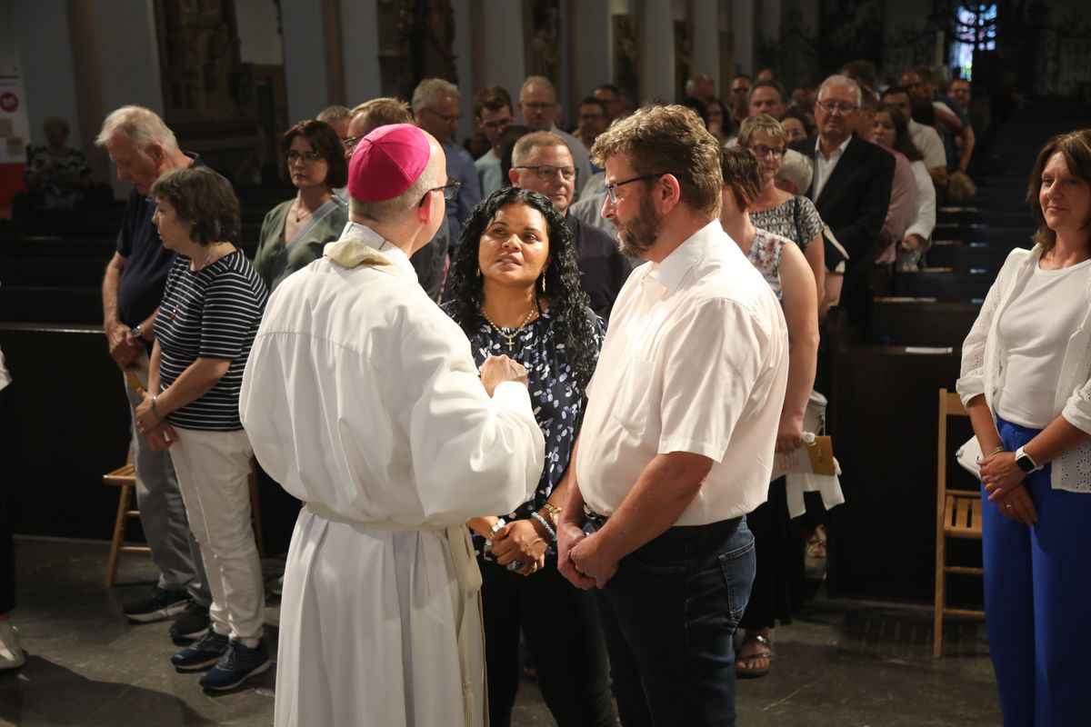Mit rund 1000 Eheleuten, die in diesem Jahr Silberhochzeit haben, feierte Bischof Dr. Franz Jung am Freitagabend, 4. Juli 2025, einen Pontifikalgottesdienst im Kiliansdom. Im Anschluss erteilten er, Weihbischof Paul Reder sowie weitere Seelsorgerinnen und Seelsorger den Paaren einzeln den Segen.
