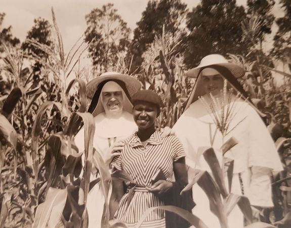 Gut behütet gegen die Sonne: Schwester Elkana (links) mit einer Mitarbeiterin und einer Mitschwester im Maisfeld. Gut behütet gegen die Sonne: Schwester Elkana (links) mit einer Mitarbeiterin und einer Mitschwester im Maisfeld.
