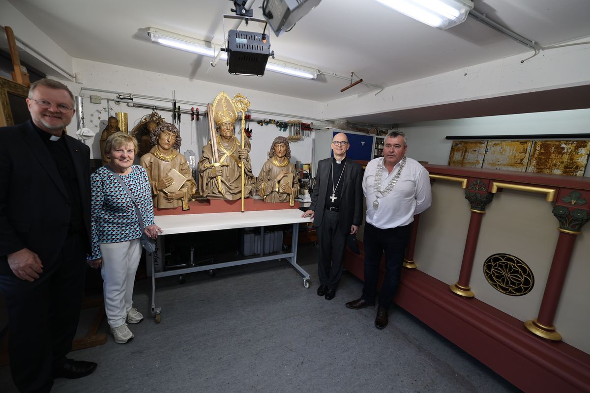 Nach einem englischsprachigen Gottesdienst im Neumünster besichtigten die Irischen Gäste mit Bischof Dr. Franz Jung und Generalvikar Dr. Jürgen Vorndran in der Universitätsbibliothek wertvolle Handschriften mit Irlandbezug, ehe sie in der Werkstatt von Christoph Schädel in Randersacker Repliken von Frankenapostelbüsten und Altar aus der Neumünsterkrypta in Augenschein nahmen, die im Herbst bei der Würzburger Irlandwallfahrt als Gastgeschenke an das Bistum Kilmore gehen. 