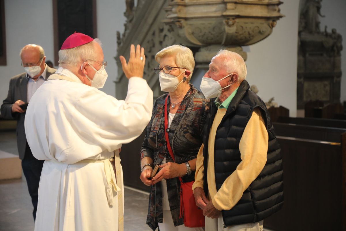 2621/0609 Ehejubilare Weihbischof Boom_27531 Weihbischof Boom und weiteren Priester und Diakone weihen Ehejubilare, die ihr goldenes, diamantenes oder eisernes Ehejubiläum feiern.