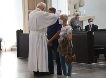 Bischof em. Dr. Friedhelm Hofmann feierte am Freitagnachmittag, 25. Juni, einen Dankgottesdienst mit Ehepaaren, die seit 50, 60 oder 65 Jahren verheiratet sind. Anschließend spendeten der Bischof sowie weitere Priester und Diakone den Jubilaren mit Abstand den Segen.