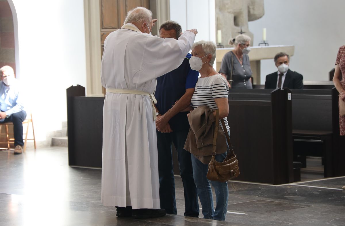 Bischof em. Dr. Friedhelm Hofmann feierte am Freitagnachmittag, 25. Juni, einen Dankgottesdienst mit Ehepaaren, die seit 50, 60 oder 65 Jahren verheiratet sind. Anschließend spendeten der Bischof sowie weitere Priester und Diakone den Jubilaren mit Abstand den Segen.