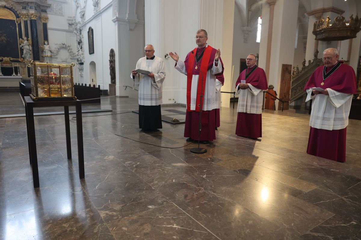 Bei einer liturgischen Feier am Donnerstag, 26. September, sind die Reliquien der Frankenapostel Kilian. Kolonat und Totnan aus dem Altar des Kiliansdom  genommen und im Anschluss für den Transport in Richtung Irland verladen worden. Von Mittwoch, 2., bis Sonntag, 6. Oktober, begleiten Bischof Dr. Franz Jung und Generalvikar Dr. Jürgen Vorndran mit einer Pilgergruppe aus dem Bistum den Kilianschrein bei dessen vorübergehendem  Irland-Aufenthalt. 