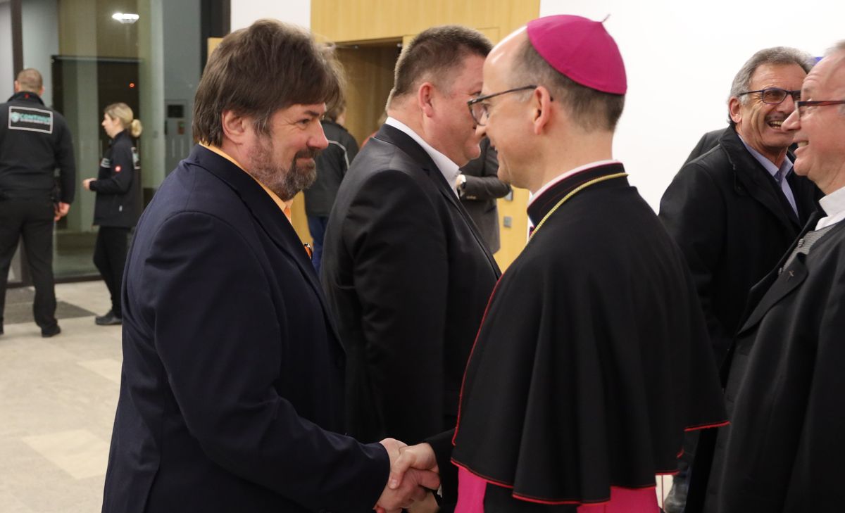 Bischof Dr. Franz Jung begrüßte gemeinsam mit Generalvikar Thomas Keßler und Domkapitular Clemens Bieber, Vorsitzender des Diözesan-Caritasverbands, die Gäste am Eingang des Hörsaalgebäudes. 