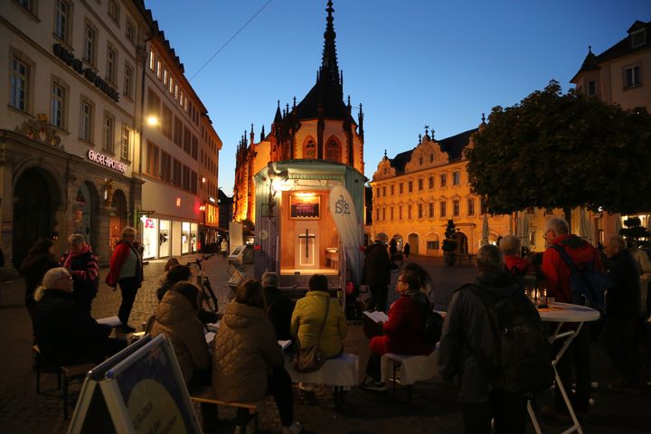 Die Bauwagenkirche auf dem Marktplatz lockte bei der "Nacht der offenen Kirche" viele Interessierte an.