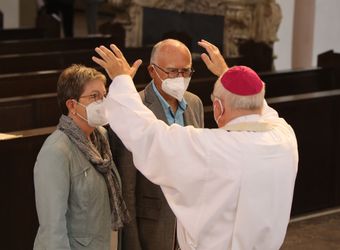 Im Anschluss an den Ehejubilarsgottesdienst mit Weihbischof Ulrich Boom am Freitagvormittag, 2. Juli, konnten sich die Paare von ihm und weiteren Priestern und Diakonen segnen lassen.