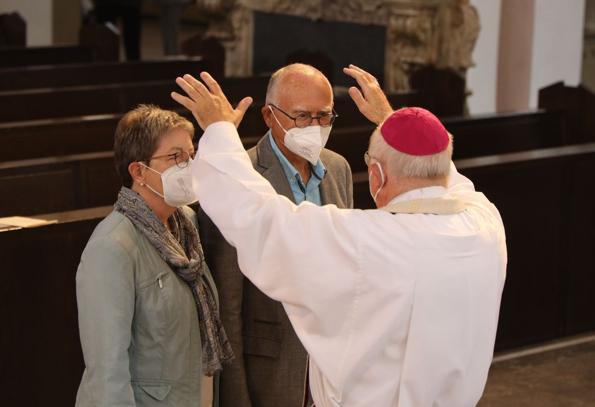 2721/0646 Ehejubilare Freitag, 2- Juli vormittags WB Boom_28461 Im Anschluss an den Ehejubilarsgottesdienst mit Weihbischof Ulrich Boom am Freitagvormittag, 2. Juli, konnten sich die Paare von ihm und weiteren Priestern und Diakonen segnen lassen.