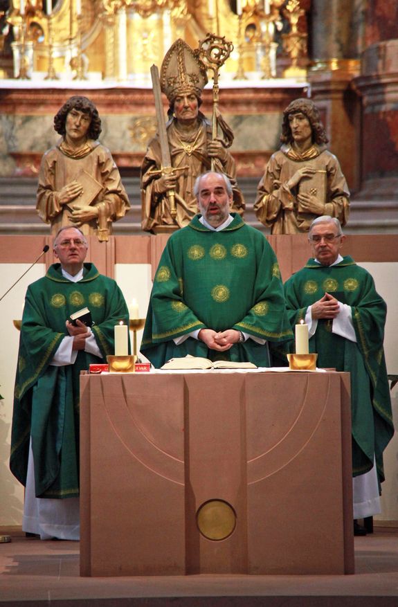 Vor zehn Jahren wurde Pfarrer Franz Schmitt (links) bei einem Gottesdienst im Würzburger Neumünster in das Amt als Diözesan-Altenseelsorger eingeführt.  In der Mitte Domkapitular Christoph Warmuth, rechts der langjährige Diözesan-Altenseelsorger Pfarrer i. R. Walter Holzheimer.